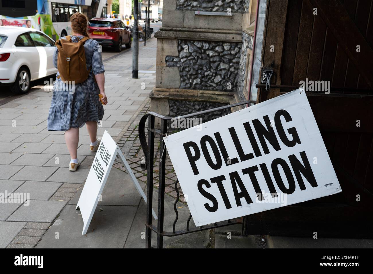 Cambridge, Regno Unito. 4 luglio 2024. I cartelli dei seggi elettorali si trovano fuori da una stazione elettorale a Cambridge. Gli elettori di tutto il Regno Unito si recano ai seggi elettorali per votare per le elezioni generali. Crediti: David Tramontan / Alamy Live News Foto Stock