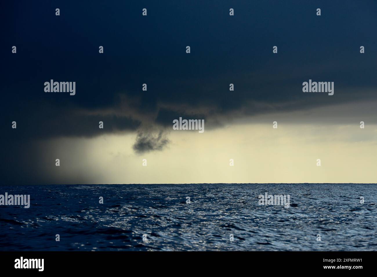 Tempesta di mare durante la stagione delle piogge, visto dal Tangkoko National Park, a Sulawesi, Indonesia, ottobre 2015. Foto Stock