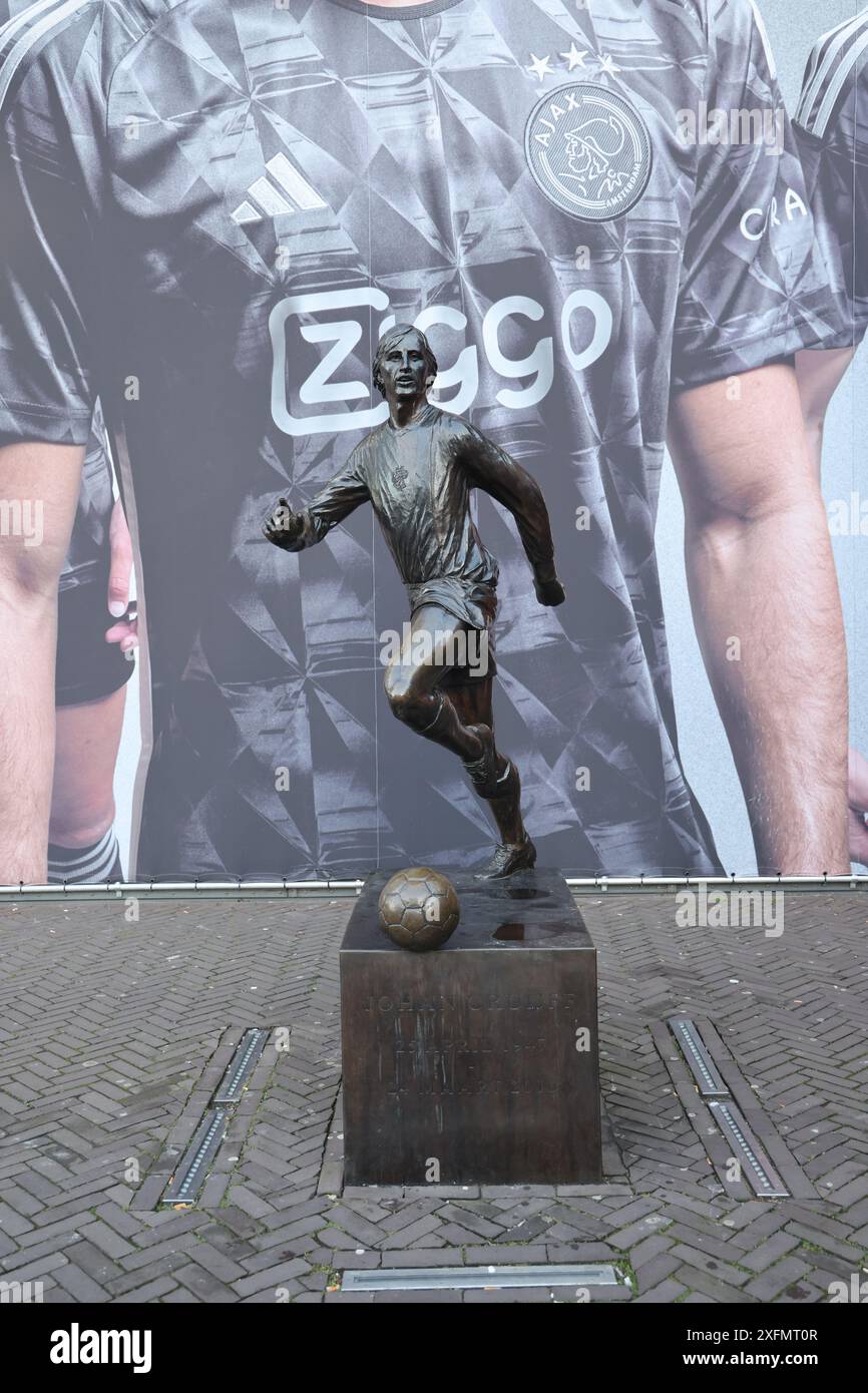 Scultura in bronzo del famoso calciatore Johan Cruijff di Hans Jouta vicino all'ingresso dello stadio di calcio Johan Cruijff Arena di Amsterdam, Paesi Bassi Foto Stock