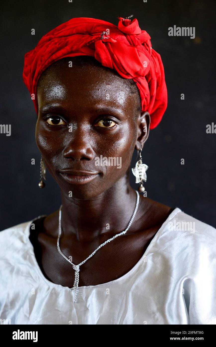 Ritratto di donna scattato al carnevale, Eticoga, isola di Orango, riserva della biosfera UNESCO del Bijagos, Guinea Bissau, febbraio 2015. Foto Stock