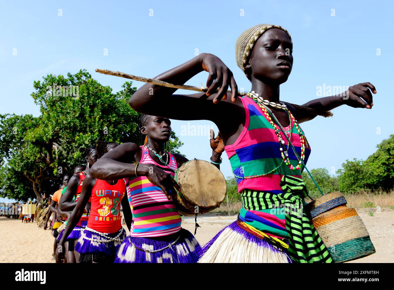 Processione di Carnevale, Eticoga, isola di Orango, riserva della biosfera UNESCO di Bijagos, Guinea Bissau, febbraio 2015. Foto Stock