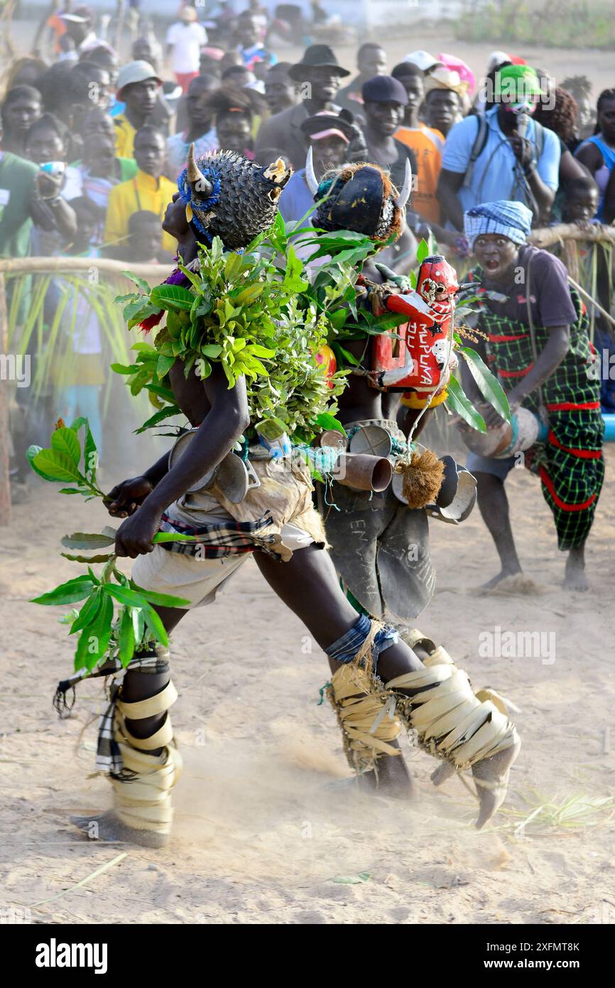 Ballerini e spettatori al carnevale, Eticoga, Orango Island, Bijagos UNESCO Biosphere Reserve, Guinea Bissau, febbraio 2015. Foto Stock