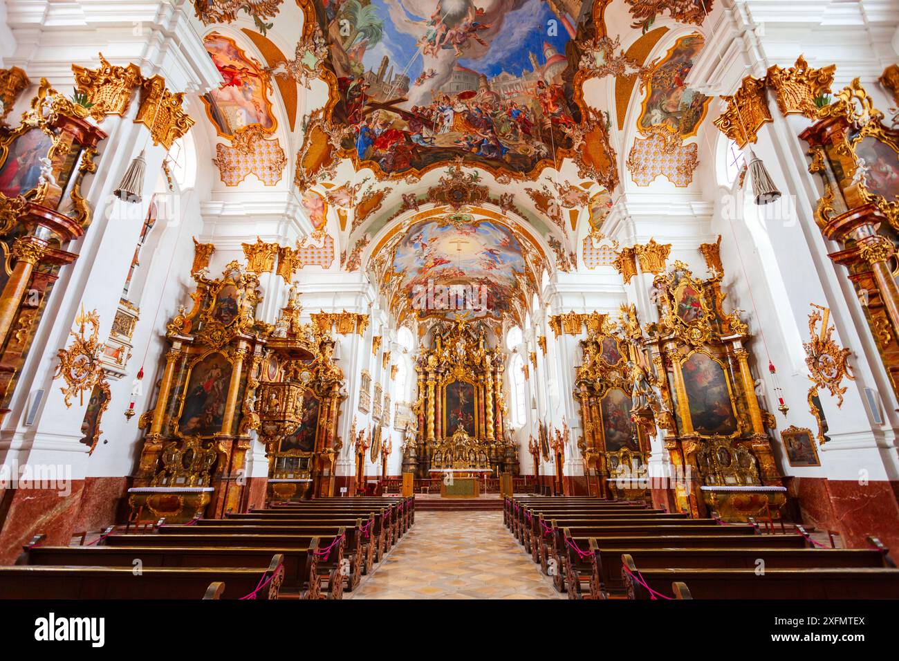 Landsberg am Lech - 03 luglio 2021: Chiesa della Santa Croce o interno Heilig Kreuz Kirche nella città di Landsberg am Lech, nella Baviera sud-occidentale, Germania Foto Stock