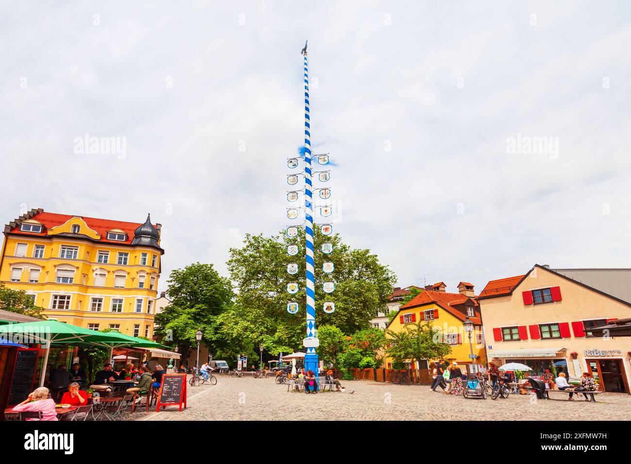 Monaco di Baviera, Germania - 07 luglio 2021: maypole bavarese tradizionale con bandiera a piazza Wiener Platz, Monaco di Baviera, Germania Foto Stock