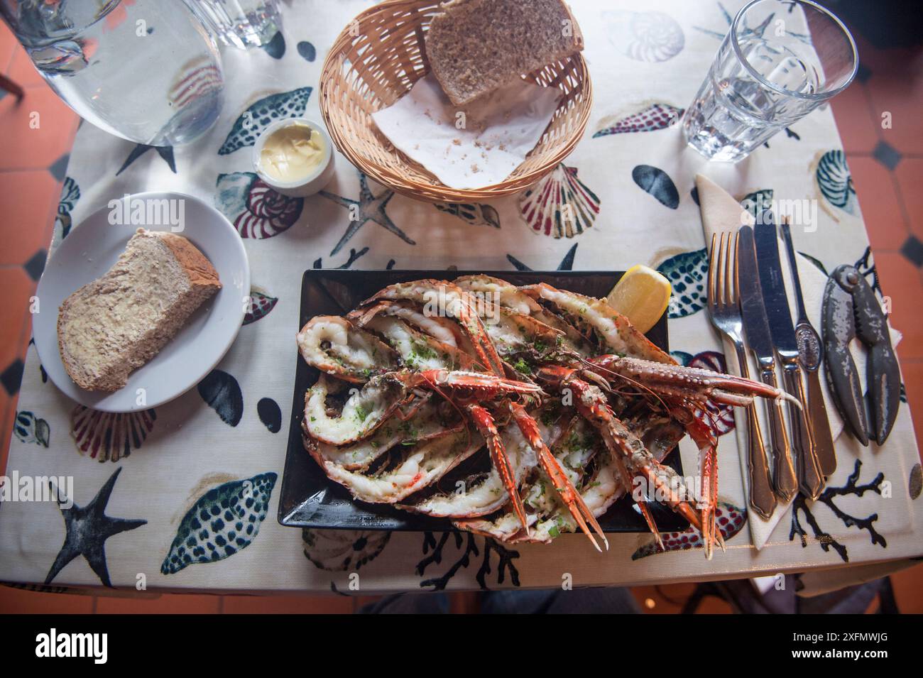 Pasto a base di langoustina/scampo (Nephrops norvegicus) in un ristorante sull'isola di Arran, pescato nella baia di Lamlash, nell'area marina protetta di Arran meridionale, Scozia, Regno Unito, agosto 2016. Foto Stock