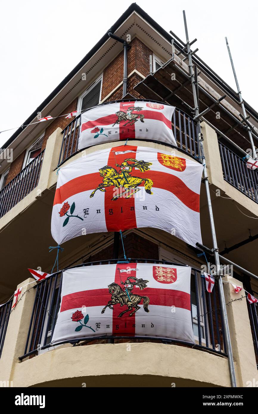 Londra, Regno Unito. 2 luglio 2024. Le bandiere della Croce di San Giorgio sono esposte dai residenti della tenuta di Kirby a Bermondsey a sostegno della squadra di calcio inglese a Euro 2024. Sabato l'Inghilterra giocherà con la Svizzera nei quarti di finale di Euro 2024. Crediti: Mark Kerrison/Alamy Live News Foto Stock