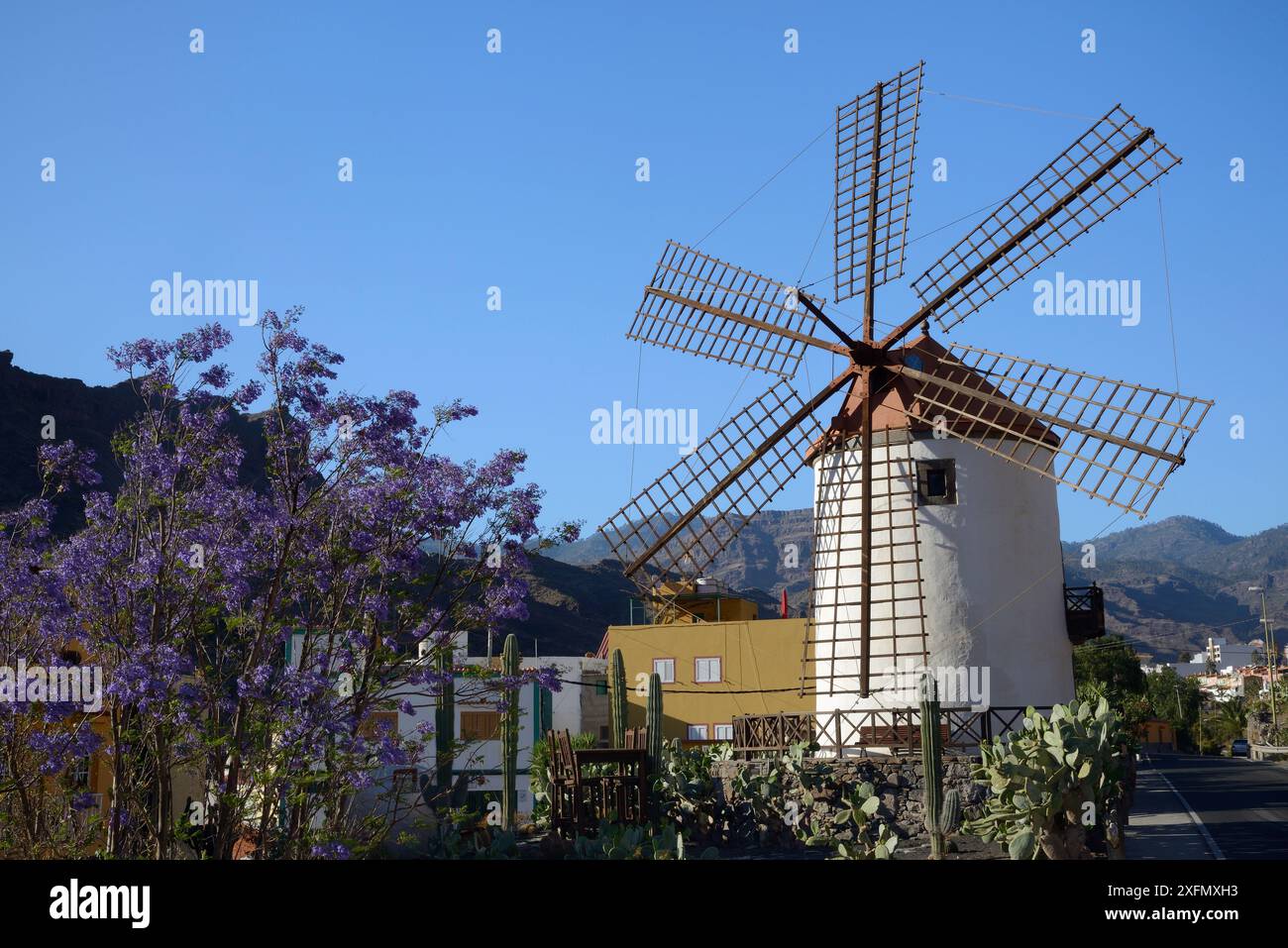 Mulino a vento tradizionale, Mogan, riserva della biosfera di Gran Canaria, Gran Canaria. Isole Canarie. Giugno 2016. Foto Stock