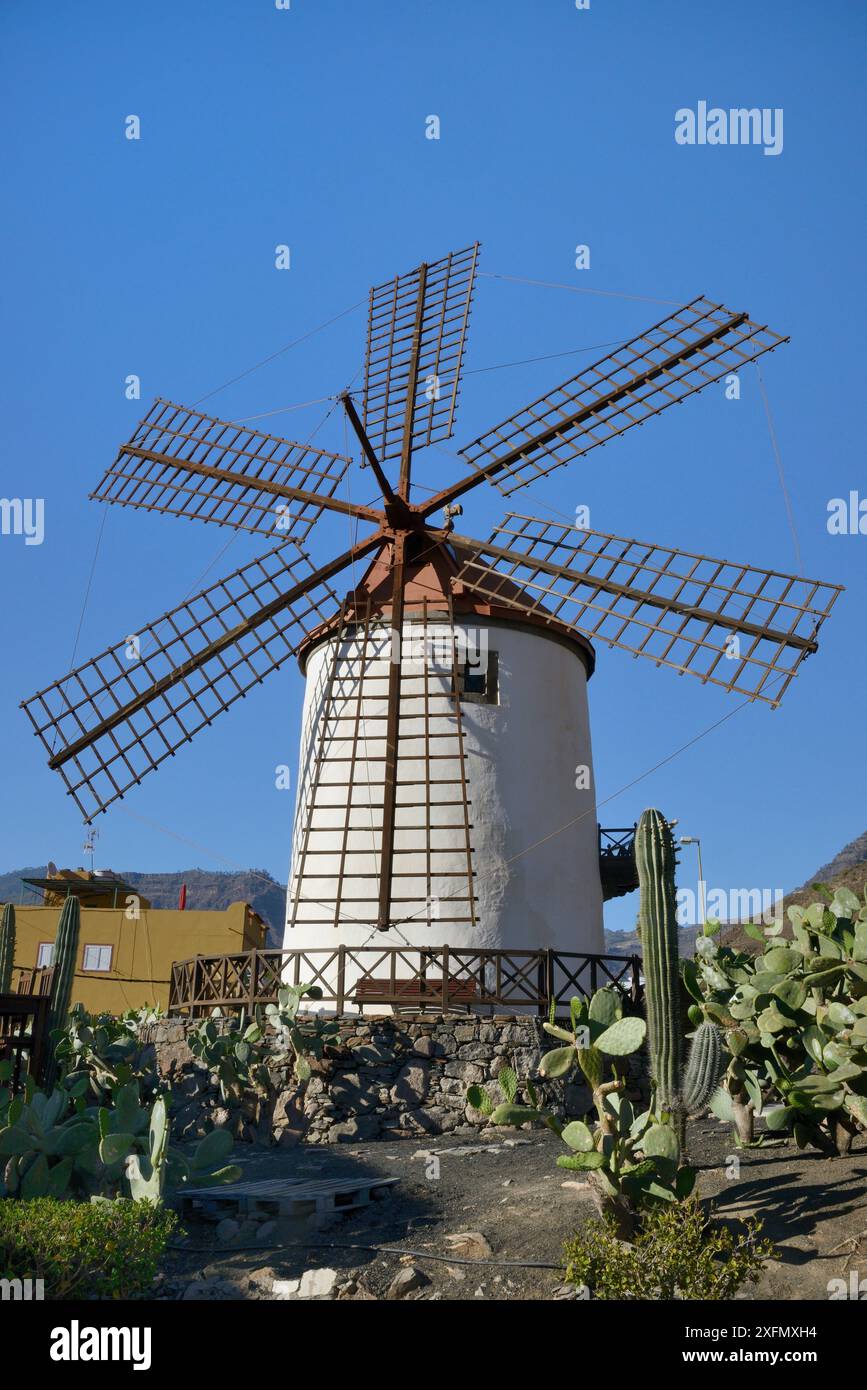 Mulino a vento tradizionale, Mogan, riserva della biosfera di Gran Canaria, Gran Canaria. Isole Canarie. Giugno 2016. Foto Stock