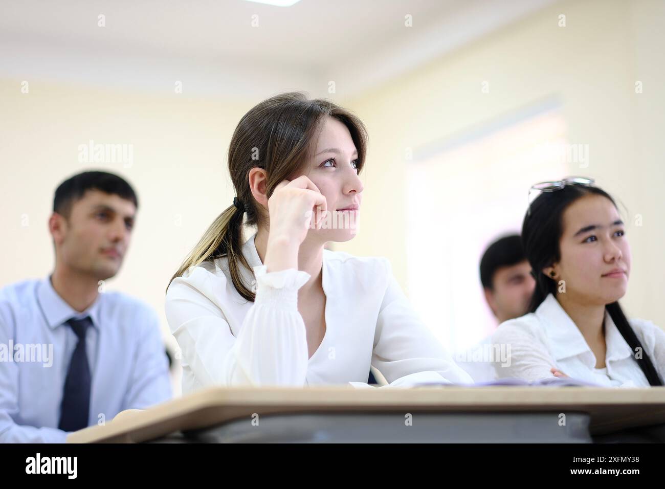 Dushanbe, Tagikistan. 12 giugno 2024. Gli studenti frequentano un corso presso il Confucio Institute presso l'Università Nazionale Tajik di Dushanbe, Tagikistan, 12 giugno 2024. PER ANDARE CON "Feature: Imparare il cinese aiuta i giovani tagiki a realizzare i loro sogni" crediti: Zheng Kaijun/Xinhua/Alamy Live News Foto Stock