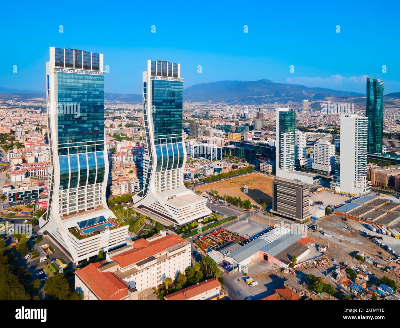 Izmir, Turchia - 7 agosto 2022: Vista panoramica aerea delle Torri Folkart a Bayrakli. Bayrakli è un moderno quartiere degli affari della città di Smirne in Turchia. Foto Stock