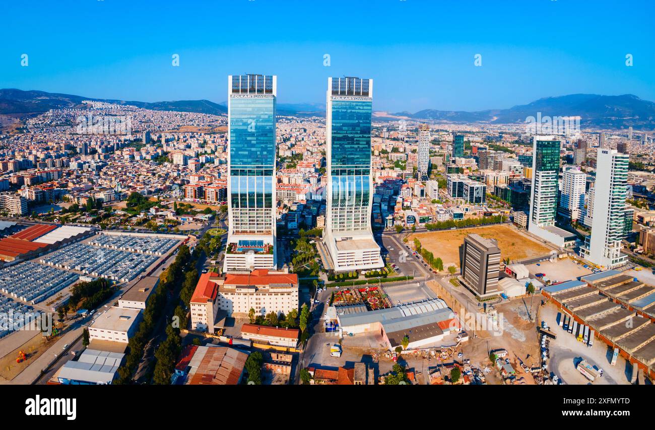 Izmir, Turchia - 7 agosto 2022: Vista panoramica aerea delle Torri Folkart a Bayrakli. Bayrakli è un moderno quartiere degli affari della città di Smirne in Turchia. Foto Stock