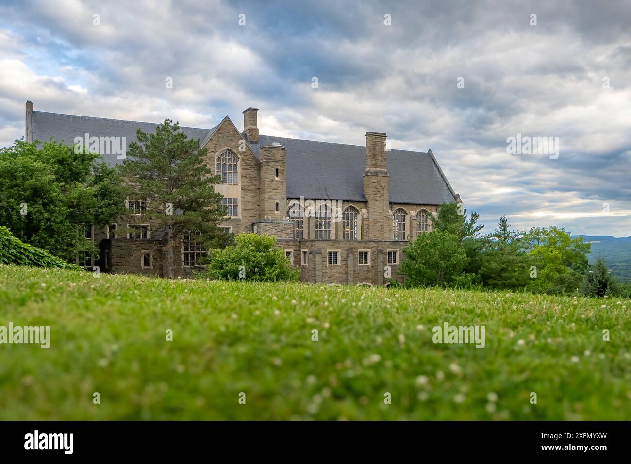 Ithaca, New York, USA - 30 giugno 2024: Foto diurna di Willard Straight Hall, edificio dell'unione studentesca della Cornell University di Ithaca, New York, USA campus. Foto Stock