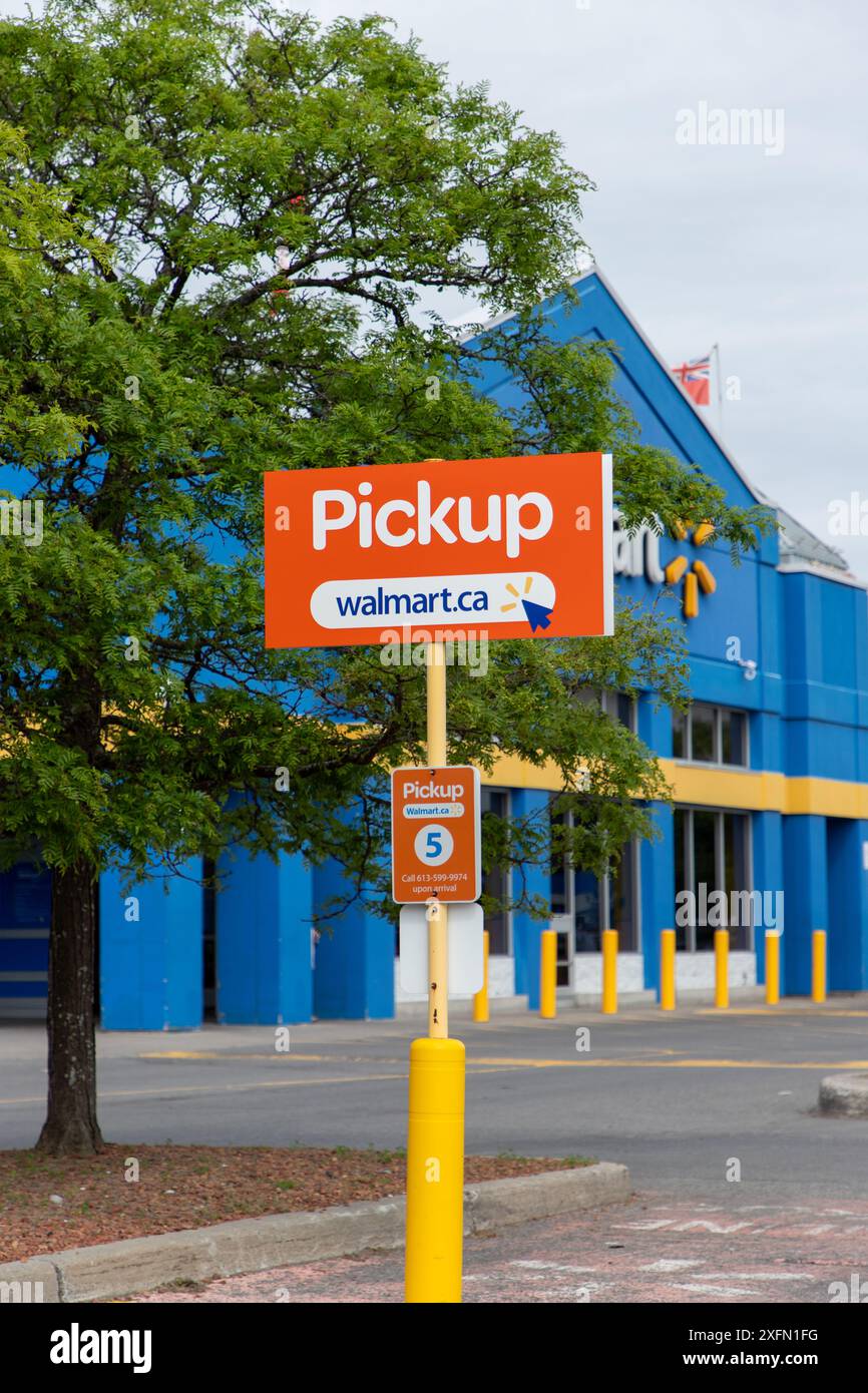 Kanata, Canada - 2 giugno 2024: Cartello Walmart. Parcheggio per ordini di alimentari online presso il supermercato dell'Ontario Foto Stock