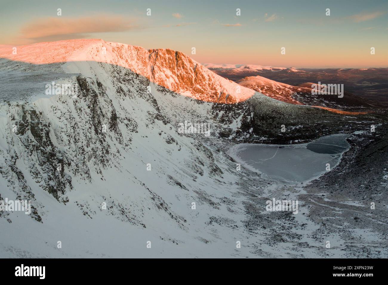 Contrafforte ovest di Lochnagar / Beinn Chiochan con vista sul Loch nan Eun, alla luce del mattino, Deeside, Parco Nazionale di Cairngorms, Scozia, Regno Unito, marzo 2017. Foto Stock