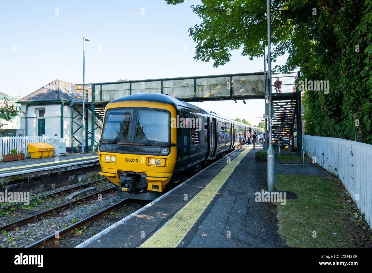 Passeggeri in partenza da un treno GRW alla stazione ferroviaria di Dorchester West (24 giugno) Foto Stock