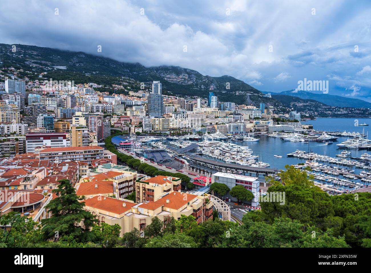 Paesaggio urbano di Monte Carlo dal punto panoramico in Rue basse a Monaco-Ville, le Rocher (la roccia) a Monaco sulla Costa Côte Azzurra Foto Stock