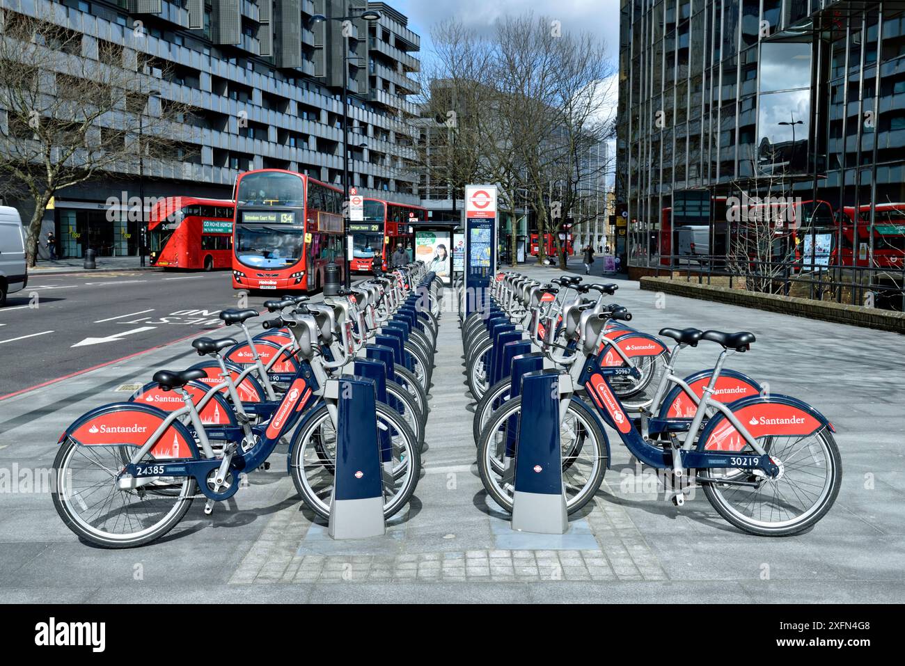 Santander Cycles o Boris Bikes, docking station per noleggio biciclette, angolo tra Hampstead Road e Euston Road, Camden, Inghilterra, Gran Bretagna, Regno Unito, marzo 2016. Foto Stock