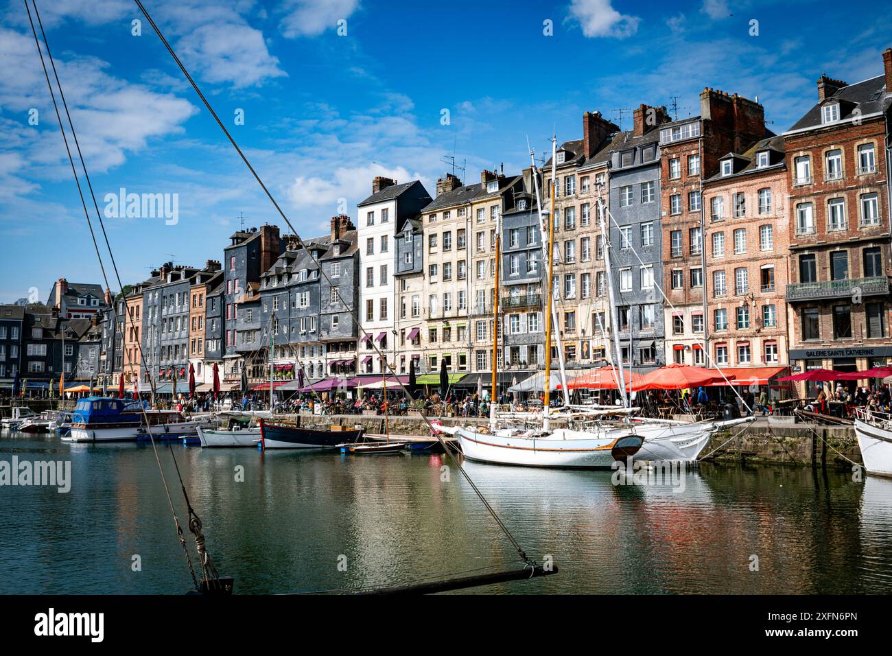 il porto di honfleur con gente sulla terrazza Foto Stock il porto di honfleur con gente sulla terrazza Foto Stock