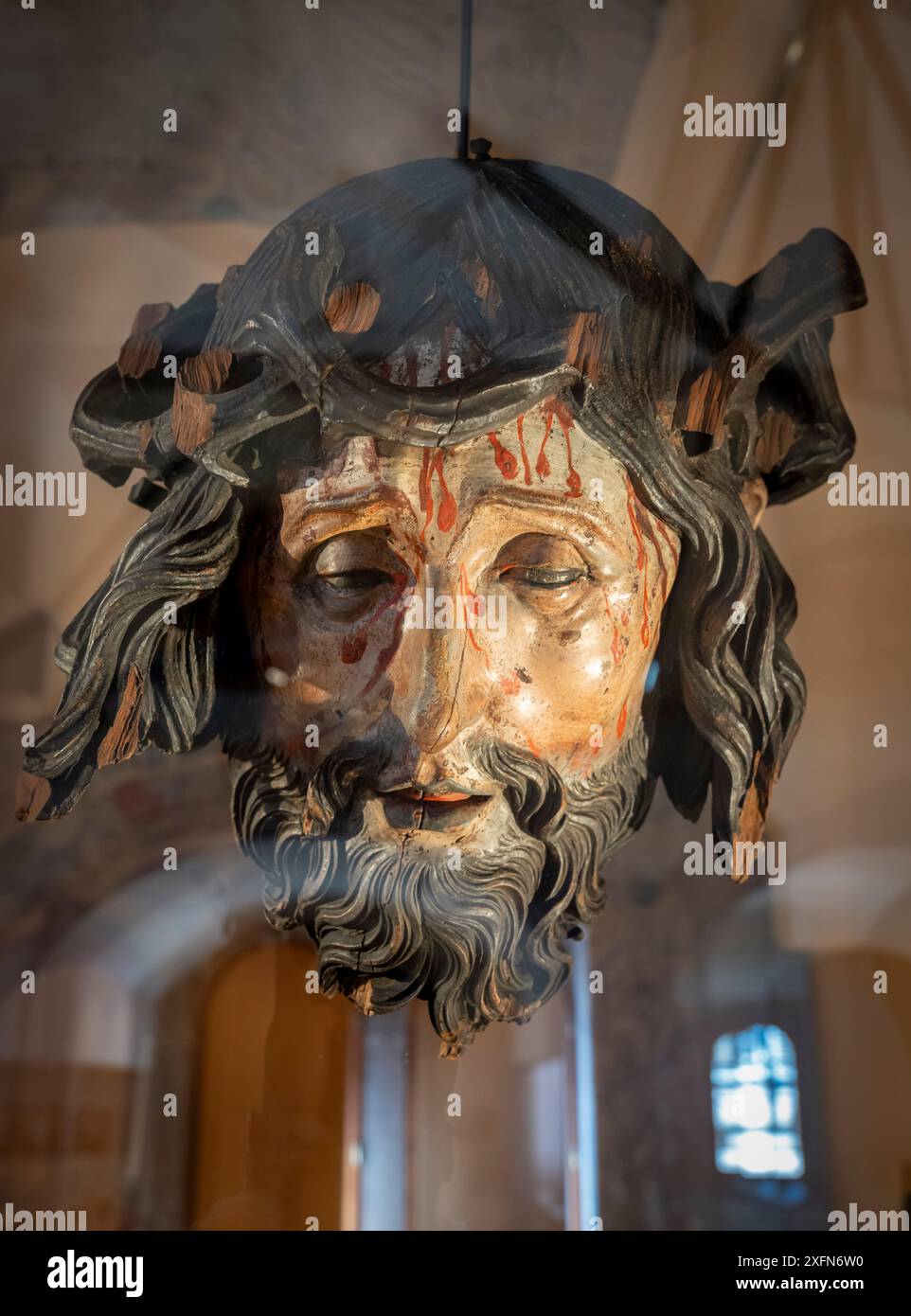 Selestat, Francia - 06 25 2024: Biblioteca umanista. Testa di Cristo attribuita a Veit Wagner. Legno di tiglio policromato Foto Stock