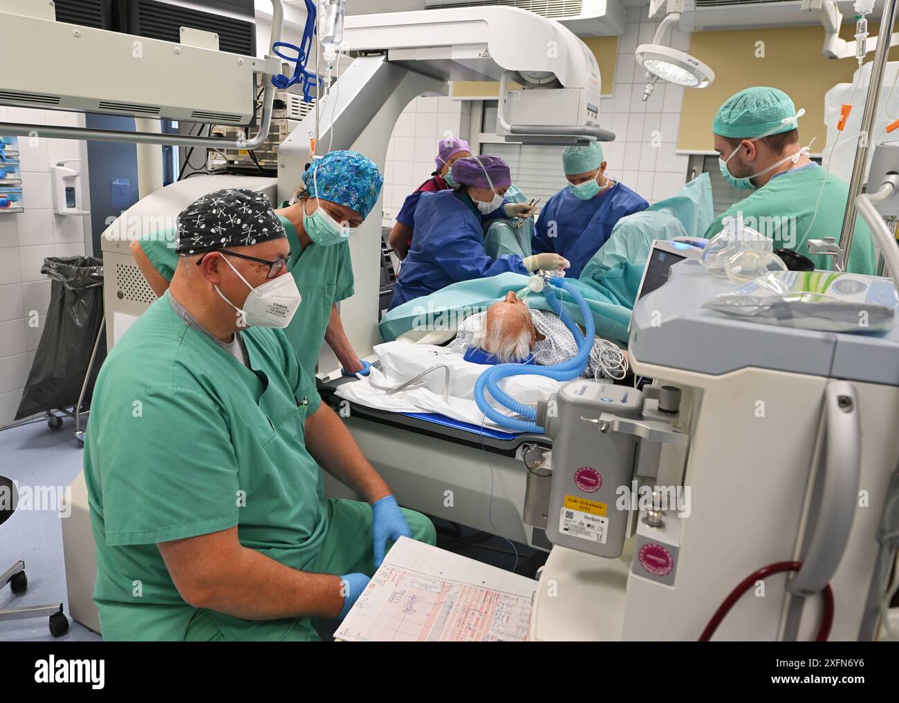 Bauchoperation im Hermann Josef Krankenhaus Erkelenz 28.06. 2024 Bauchoperation im Hermann Josef Krankenhaus Erkelenz, Das gesamte OP-Team während der Arbeit. Im Bildvordergrund die Narkose Ärzte. 28.06. 2024 *** Chirurgia addominale presso Hermann Josef Hospital Erkelenz 28 06 2024 Chirurgia addominale presso Hermann Josef Hospital Erkelenz, l'intera squadra chirurgica al lavoro in primo piano i medici anestesia 28 06 2024 Foto Stock