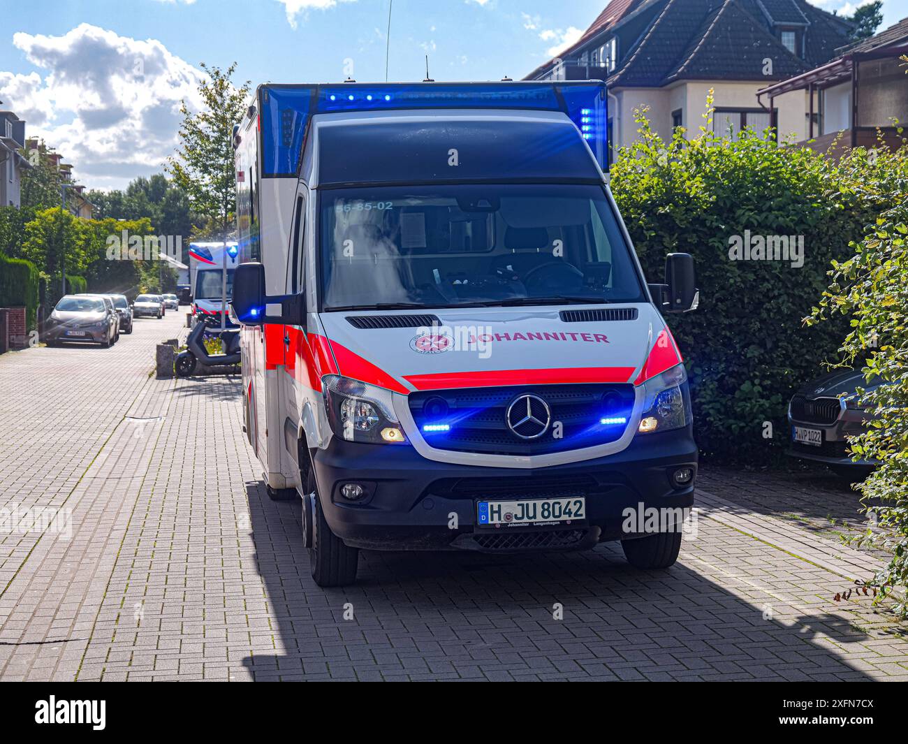 Evakuierungsübung der Feuerwehr Langenhagen Gemeinsam mit der Feuerwehr Langenhagem und den Johannitern wurde heute im Stadtteil Wiesenau in Langenhagen die Evakuierung von Bewohnern einer Behinderteneinrichtung geübt. *** Esercitazione di evacuazione da parte dei vigili del fuoco di Langenhagen insieme ai vigili del fuoco di Langenhagem e al servizio di ambulanza di Johanniter, l'evacuazione dei residenti di una struttura per disabili è stata praticata oggi nel distretto di Wiesenau di Langenhagen Copyright: xBerndxGüntherx Foto Stock