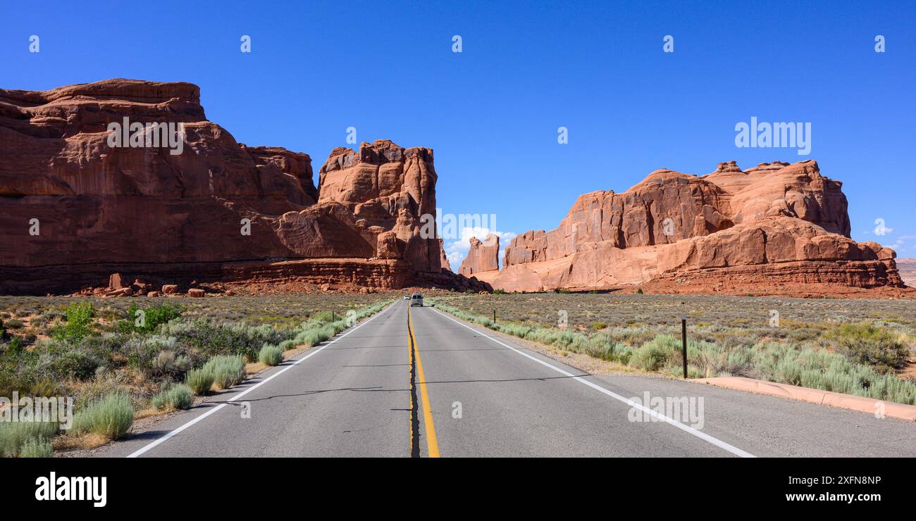 Strada Scienc che conduce a Park Avenue formazione di arenaria rossa nel Parco Nazionale degli Arches Foto Stock