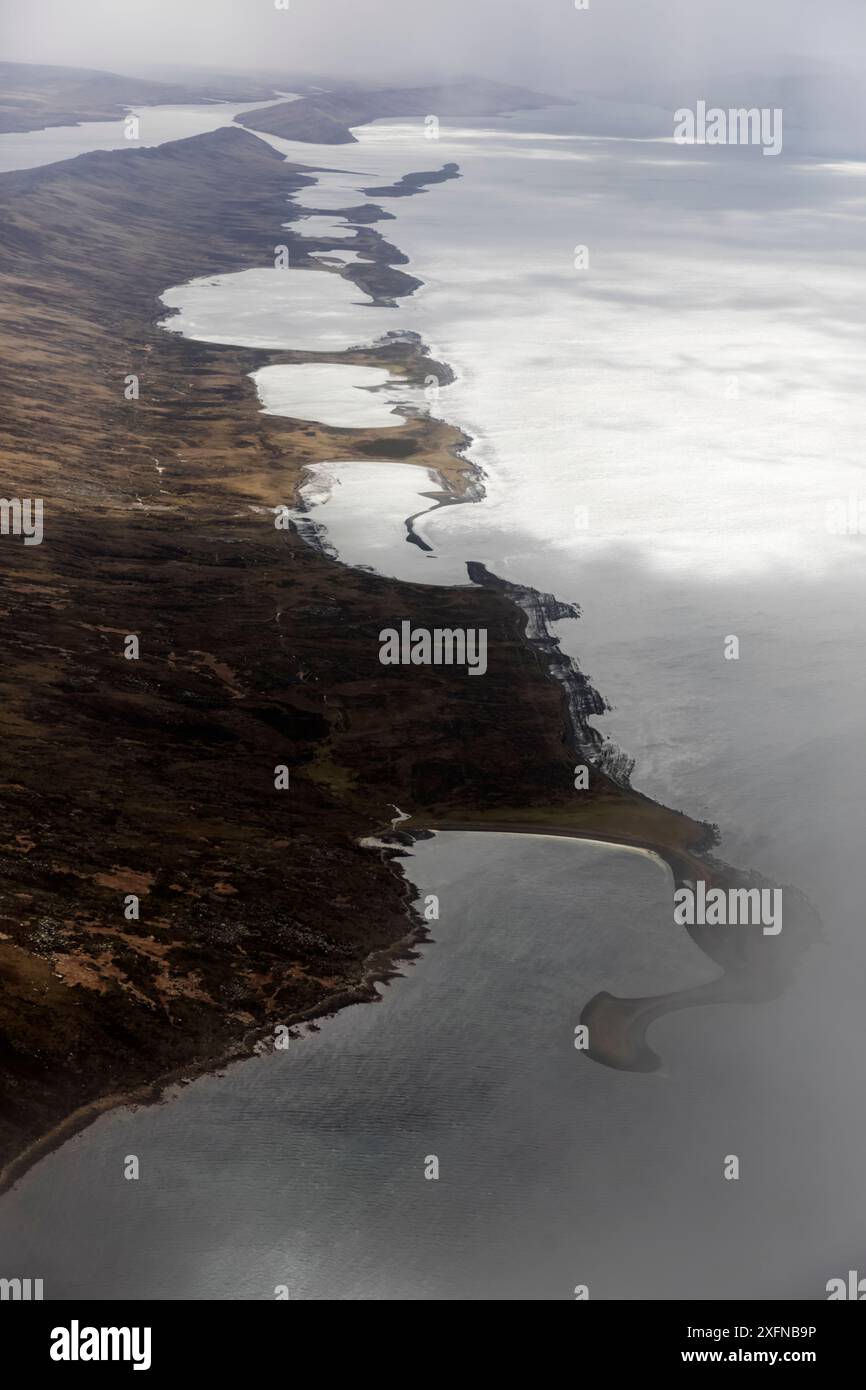 Vista aerea della costa tra Chartres e Goose Green, Falkland occidentale, Isole Falkland, ottobre Foto Stock