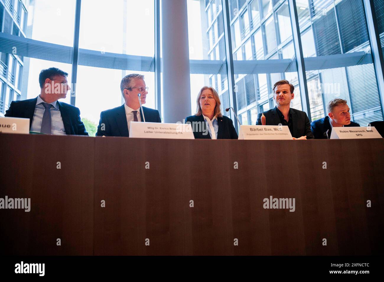 Berlino, Germania. 4 luglio 2024. Bärbel Bas (M, SPD), presidente del Bundestag, Frank Raue (l-r), segretariato, Enrico Brissa, capo della divisione PA, Robin Mesarosch (SPD) e Jakob Blankenburg (SPD), siediti ai loro seggi in Aula Paul Löbe prima dell'inizio della riunione costitutiva della commissione d'inchiesta sulle questioni relative alla graduale eliminazione del nucleare tedesco nel 2023. Credito: Carsten Koall/dpa/Alamy Live News Foto Stock