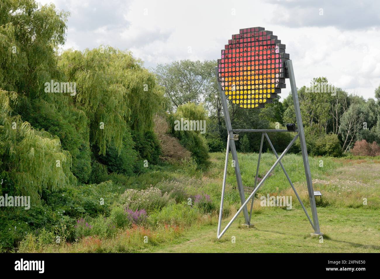 Torre Swift con nidi per un massimo di 100 paia di Common Swifts (Apus apu) progettata come opera d'arte pubblica per sembrare un sole tramontare, Logan's Meadow Local Nature Reserve, Cambridge, Regno Unito, luglio. Foto Stock