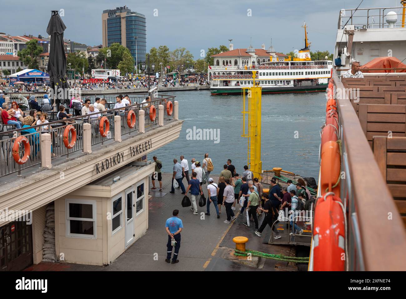 4 luglio 2024: Istanbul, Turkiye, 4 luglio 2024: Persone che viaggiano via mare a Kadikoy, uno dei quartieri centrali di Istanbul. Scene di vita quotidiana a Istanbul. (Credit Image: © Tolga Ildun/ZUMA Press Wire) SOLO PER USO EDITORIALE! Non per USO commerciale! Foto Stock