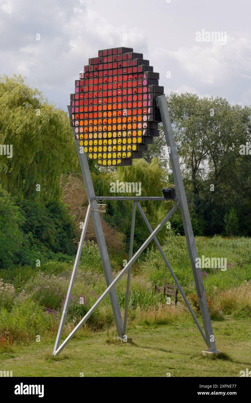 Torre Swift con nidi per un massimo di 100 paia di Common Swifts (Apus apu) progettata come opera d'arte pubblica per sembrare un sole tramontare, Logan's Meadow Local Nature Reserve, Cambridge, Regno Unito, luglio. Foto Stock