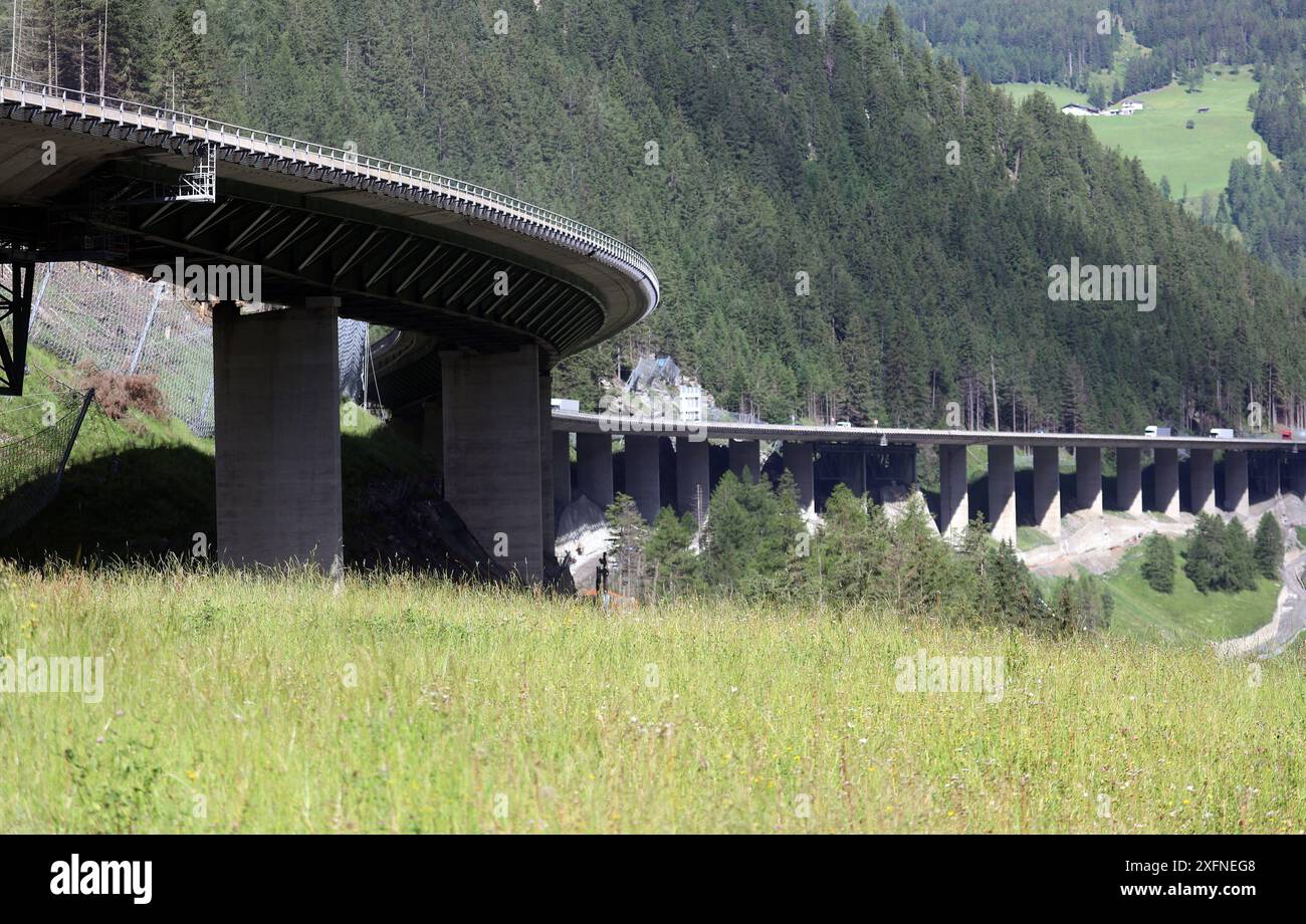 Luegbrücke, Tirolo, Österreich 04. Juli 2024: Hier der Blick auf die Luegbrücke der A13 Brennerautobahn bei Gries am Brenner, welche demnächst erneuert werden muss, Stau, Chaos, Sanierung, Abriss, Neubau, Transit, Hangbrücke, Balkenbrücke, Transit, Marode *** Ponte Lueg, Tirolo, Austria 04 luglio 2024 Ecco una vista del Ponte Lueg sull'autostrada A13 del Brennero vicino a Gries am Brenner, che presto dovrà essere rinnovata, ingorgo, caos, ristrutturazione, demolizione, nuova costruzione, transito, ponte in pendenza, ponte in trave, transito, fatiscente Foto Stock