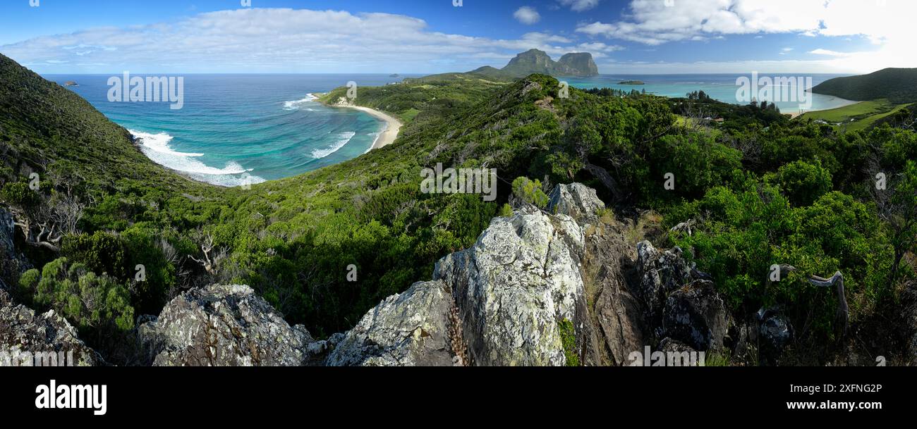 La spiaggia di Ned da Malabar Hill, con il Monte Lidgbird e il Monte Gower sullo sfondo, l'isola di Lord Howe, il gruppo di Lord Howe Island patrimonio naturale dell'umanità dell'UNESCO, nuovo Galles del Sud, Australia Foto Stock