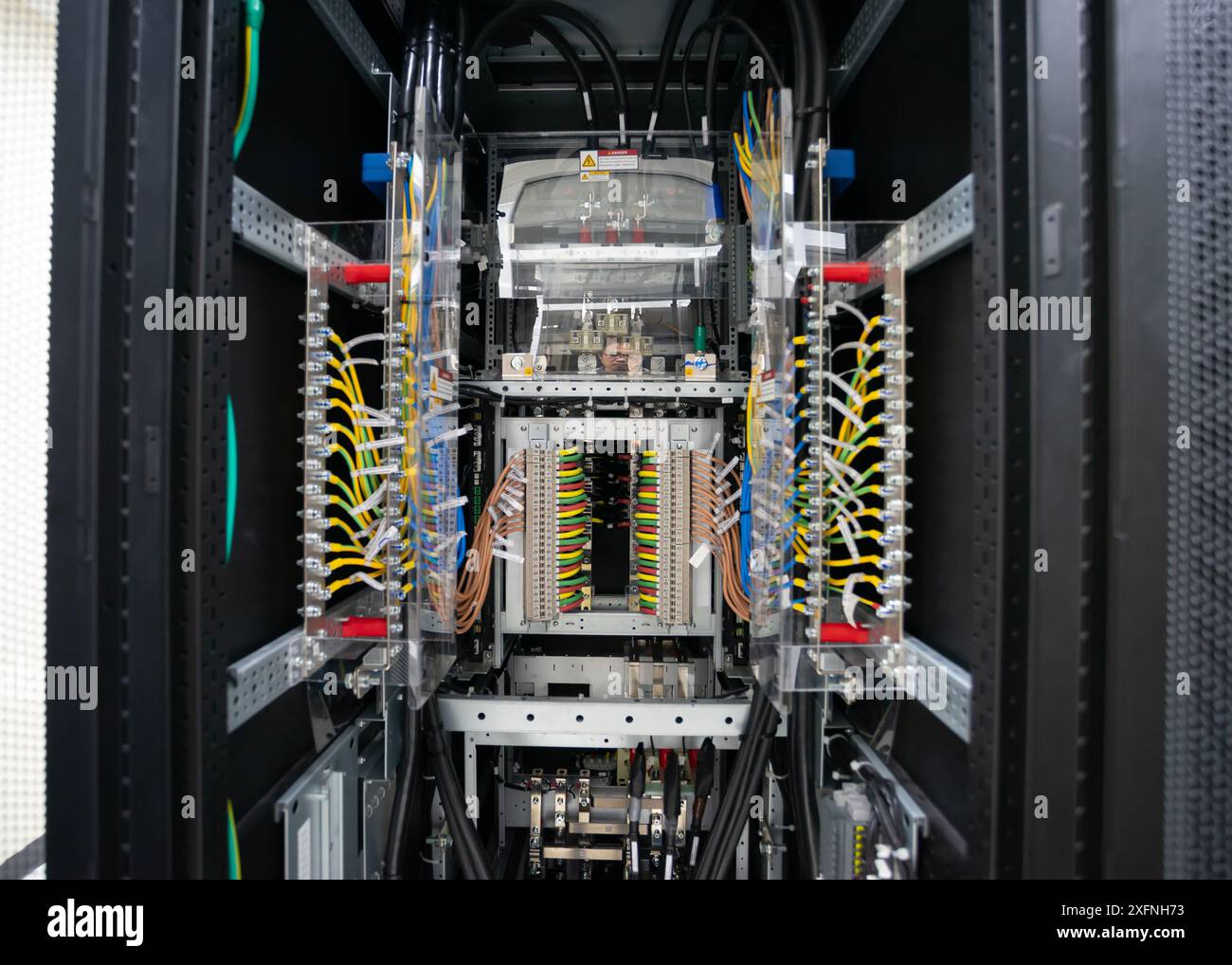 I rack elettrici sono comunemente realizzati con materiali come acciaio, alluminio o acciaio inossidabile, che offrono durata e protezione contro l'inquinamento Foto Stock