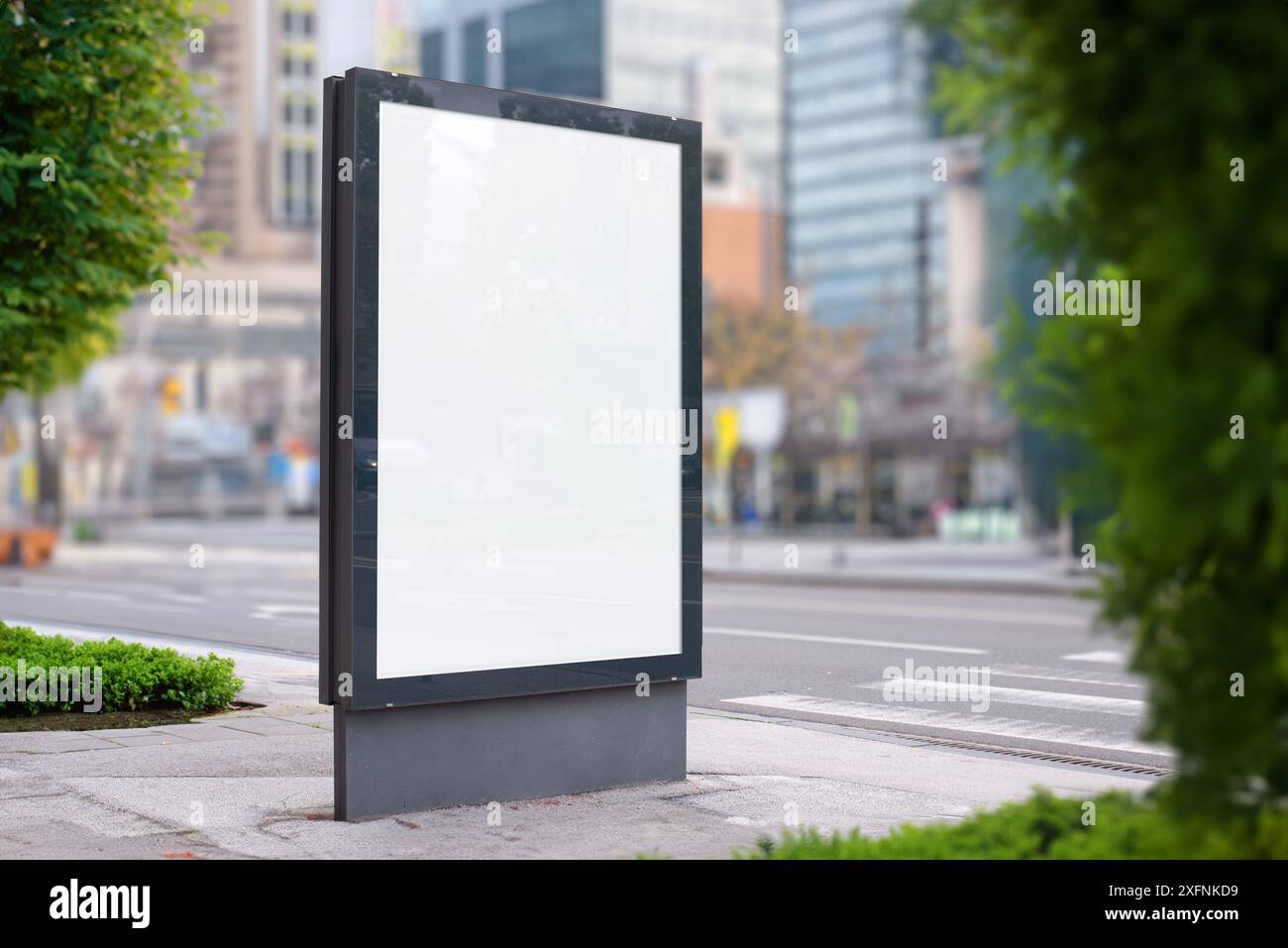 Mockup con cartelloni luminosi sulla moderna strada della città con edifici sullo sfondo. Superficie bianca vuota per la promozione di progetti di stampa. Perfetto per la pubblicità Foto Stock