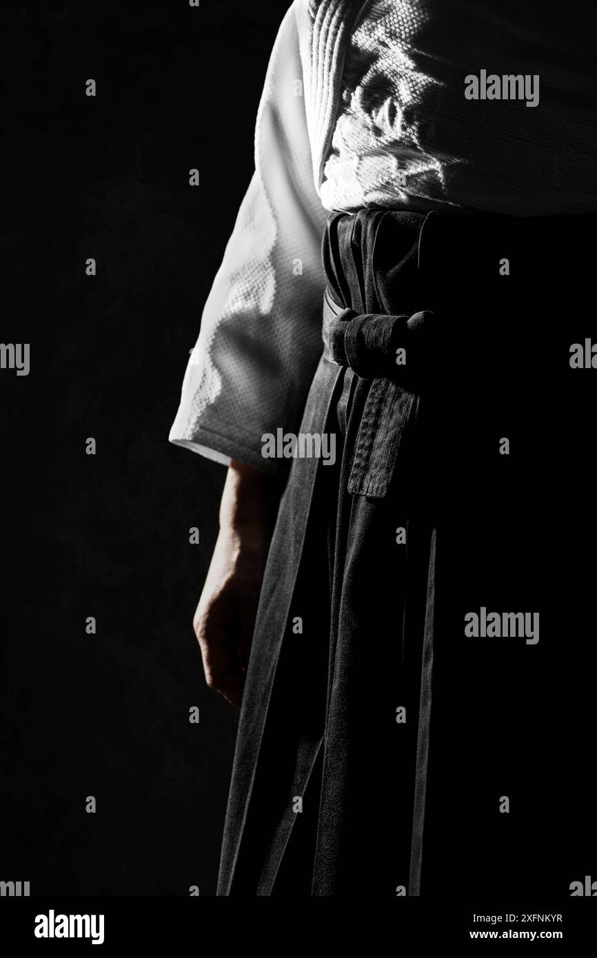 Aikido hakama, divisa per arti marziali giapponesi su sfondo nero. Profondità di campo poco profonda. SDF. Foto Stock