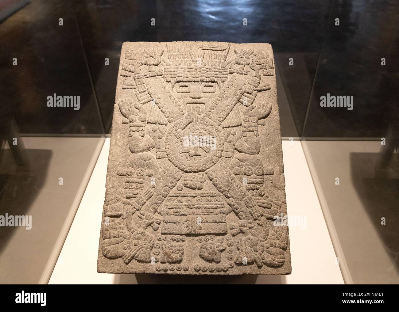 Cima decorata scolpita di una scatola azteca di pietra, XV secolo con immagini di Tlaloc e uccelli - arte azteca precolombiana; civiltà azteca mesoamericana Messico Foto Stock
