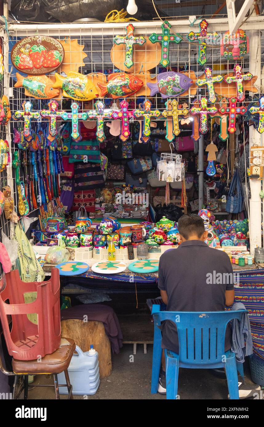 Mercato messicano; bancarelle colorate e merci in vendita, mercato di Cuernavaca, Cuernavaca, Morelos, Messico, viaggi in America Latina Foto Stock