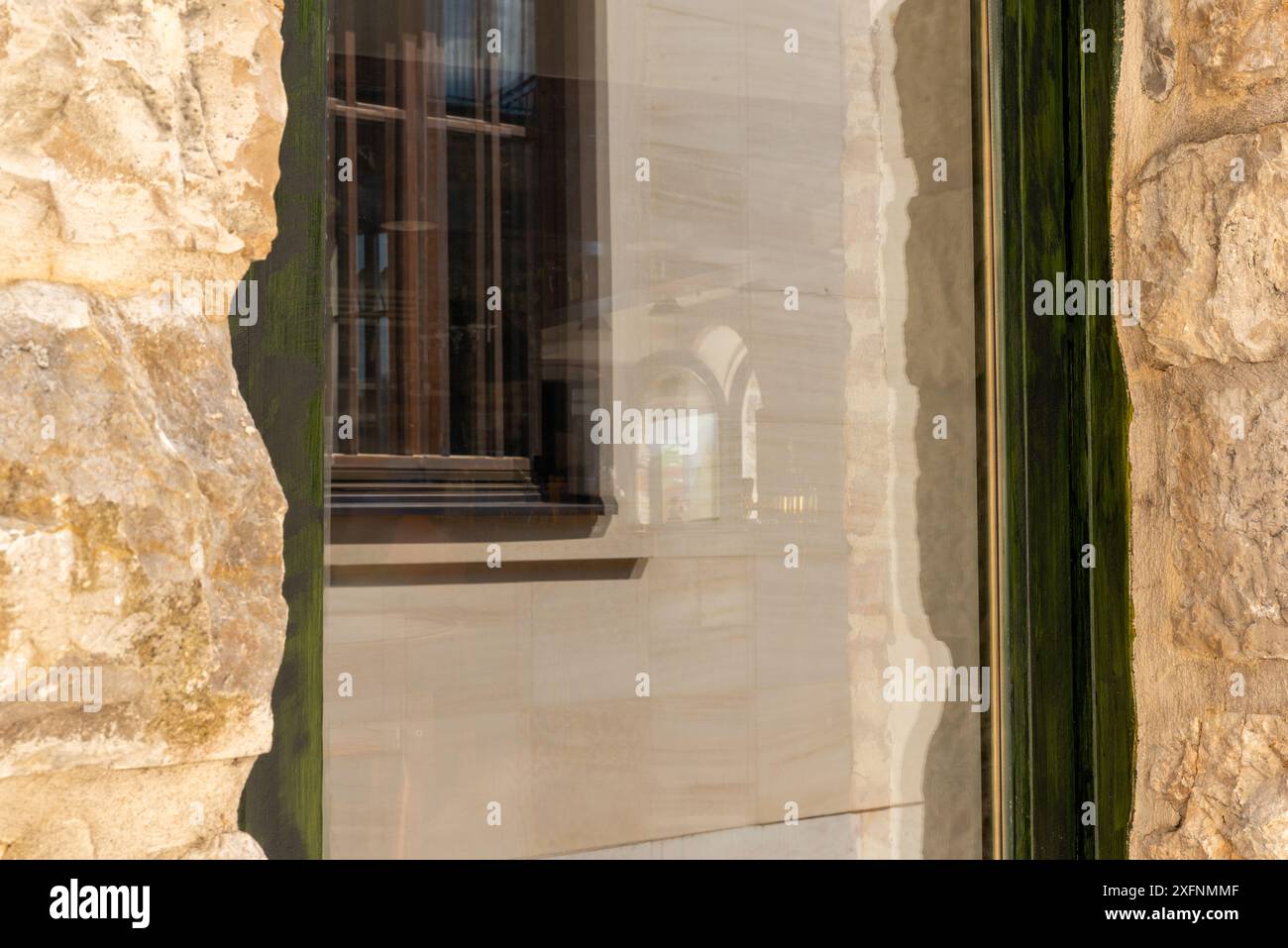 Finestra di una vecchia casa in pietra nella città vecchia. Ideale per la promozione di logo, catturare il fascino storico e le opportunità pubblicitarie Foto Stock