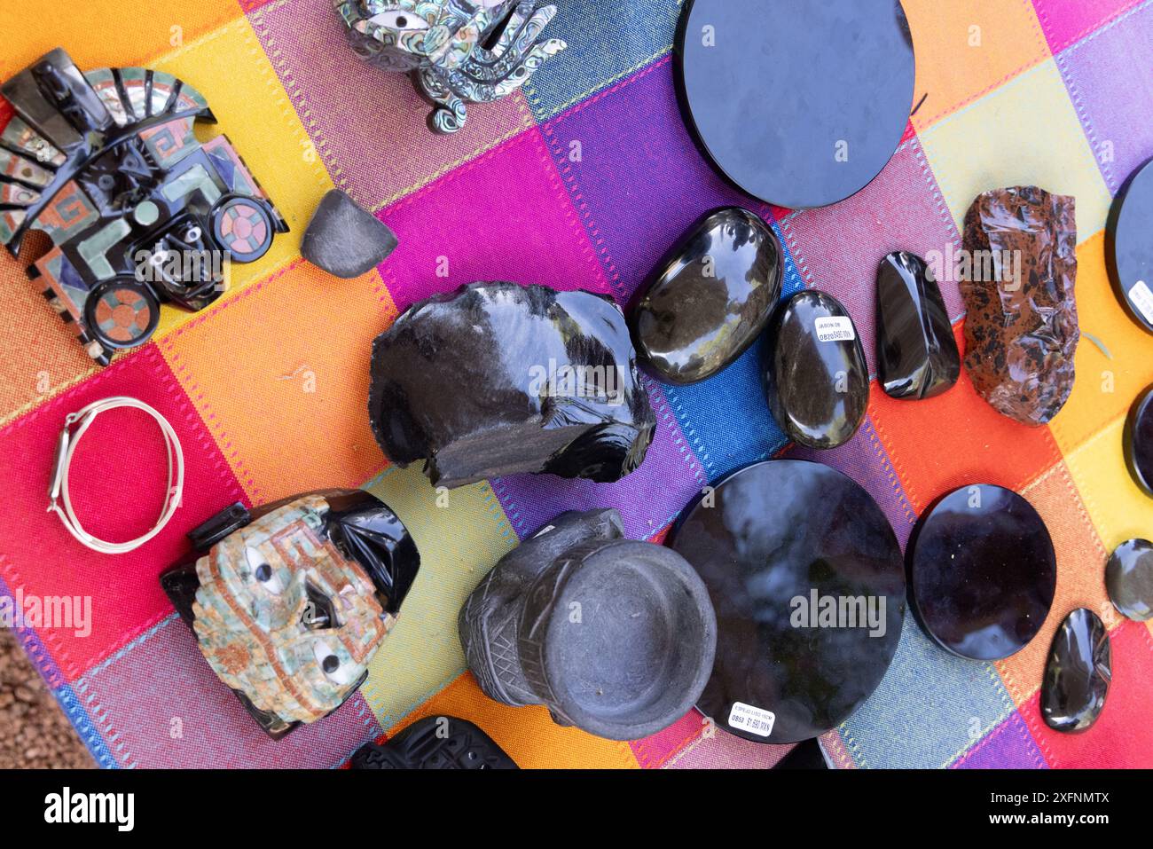 Oggetti scolpiti dall'ossidiana, una roccia ignea vulcanica, utilizzata come souvenir e regali, in Messico Foto Stock