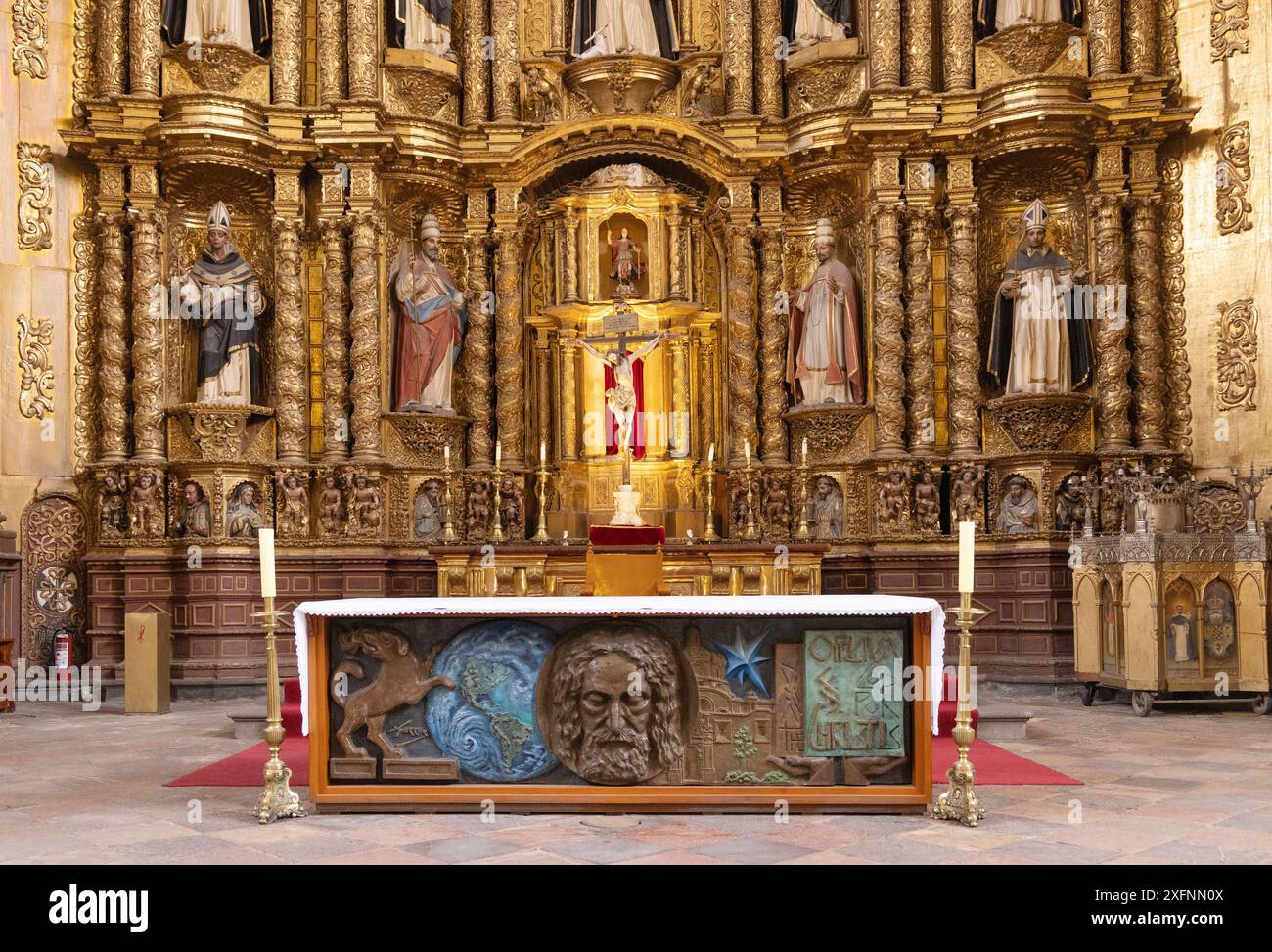 Convent Church of Santo Domingo de Guzmán, Puebla, Messico. Altare interno decorato e pala d'altare; centro storico di Puebla, Messico. Altare cattolico... Foto Stock