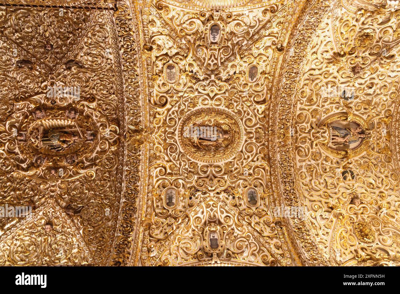 Decorazioni ornamentali del soffitto dorato nella chiesa del Convento di Santo Domingo de Guzmán, Puebla, Messico; centro storico di Puebla, Puebla, Messico. Foto Stock