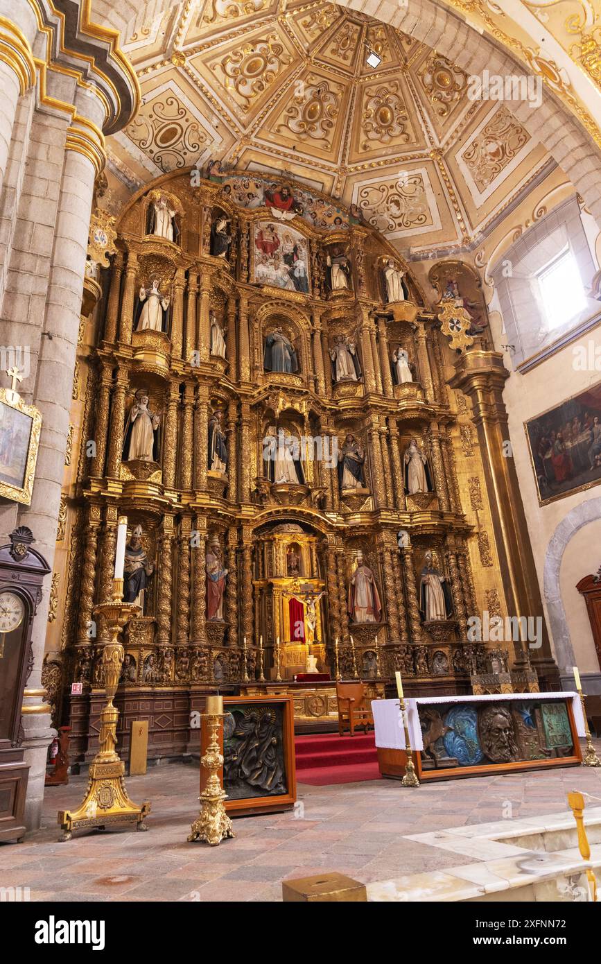 Convent Church of Santo Domingo de Guzmán, Puebla, Messico. Interno ornato nave e altare; centro storico di Puebla, chiesa di Puebla in Messico. Foto Stock