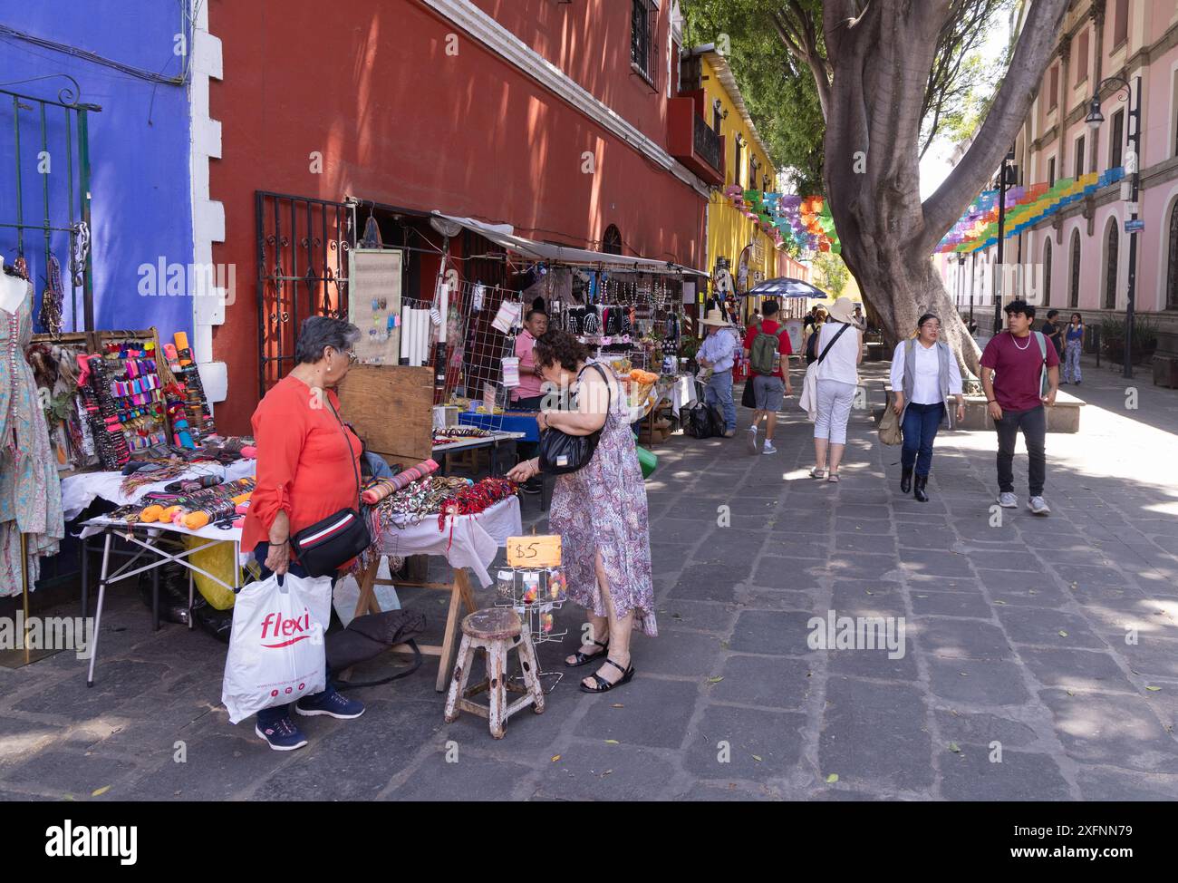 Scena di Puebla Street - gente del posto che fa shopping alle bancarelle del mercato nel centro storico di Puebla, sito patrimonio dell'umanità dell'UNESCO. Stile di vita messicano Foto Stock