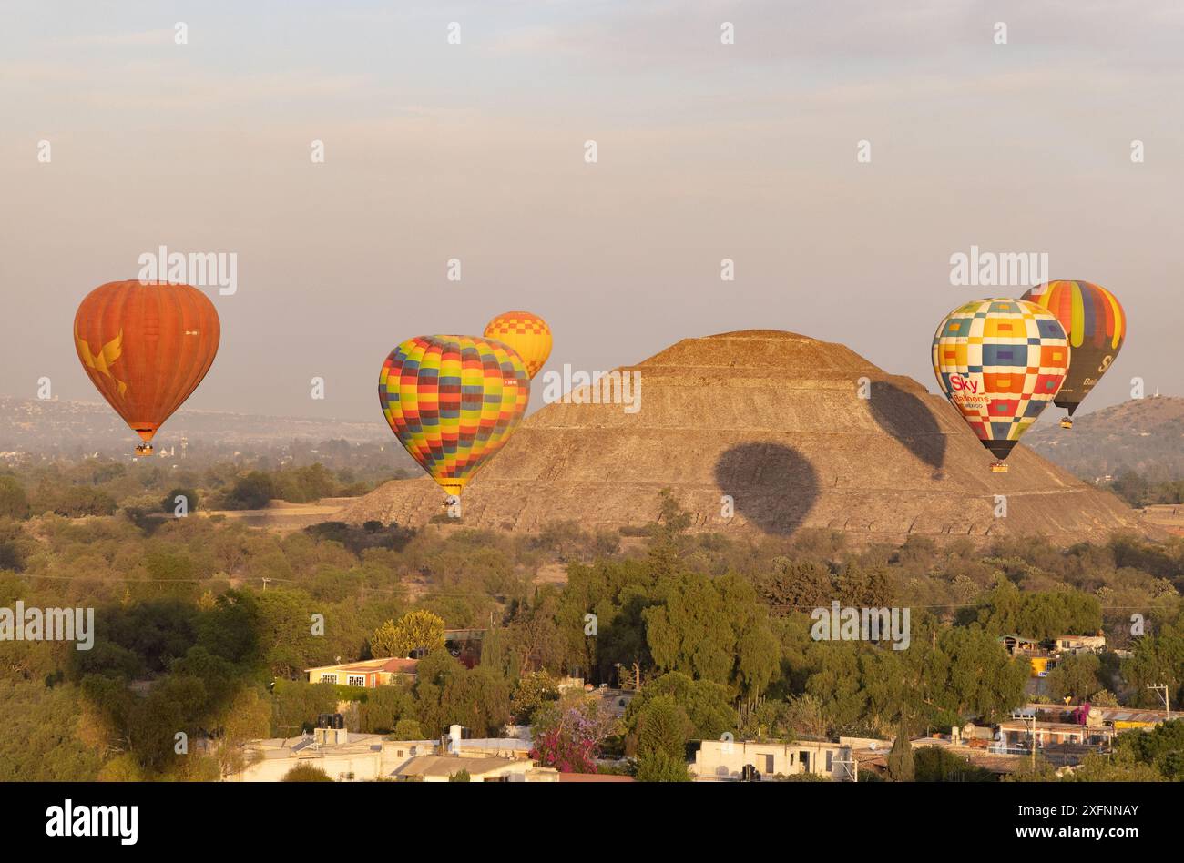 Mongolfiera di Teotihuacan; mongolfiere sulla Piramide del Sole, Teotihuacan Messico. Viaggi in Messico e turismo in Messico Foto Stock