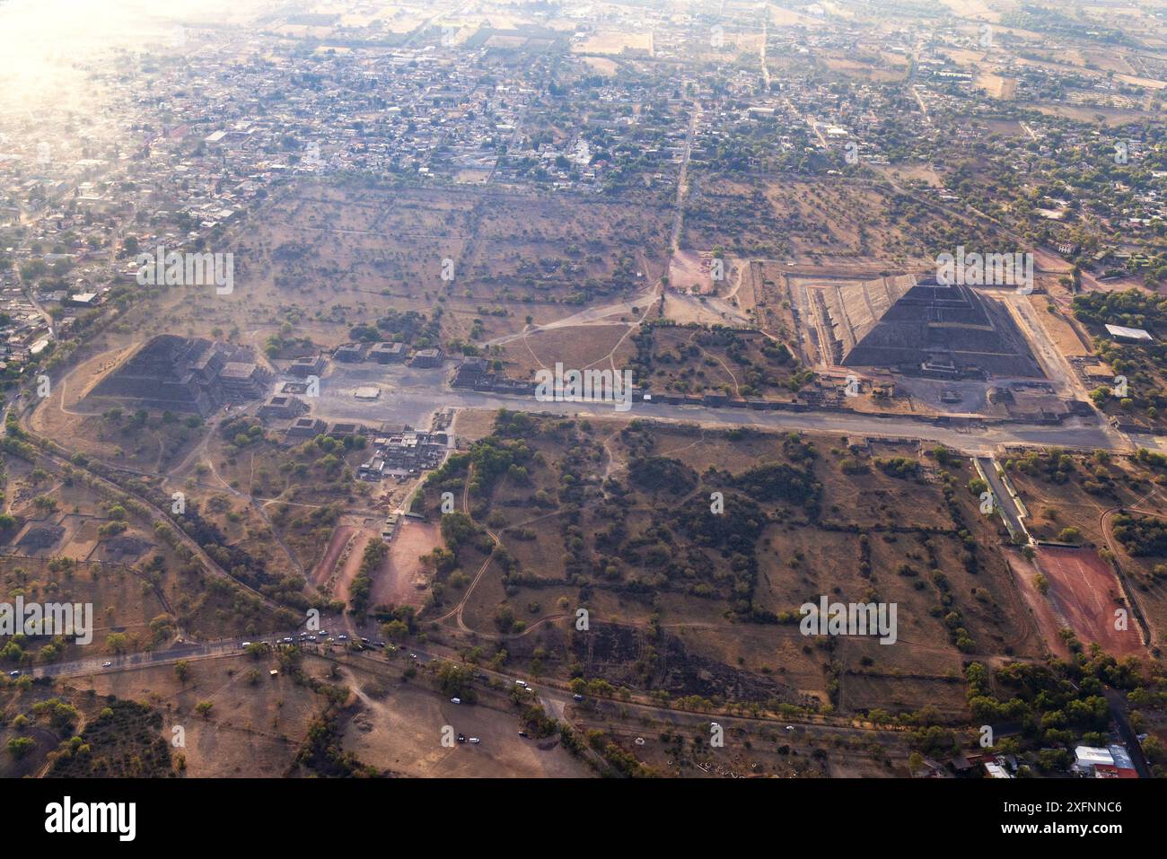 Vista aerea di Teotihuacan. Antica città della Mesoamerica, Piramide della Luna a sinistra, Piramide del Sole a destra collegata dal viale dei morti. Messico Foto Stock