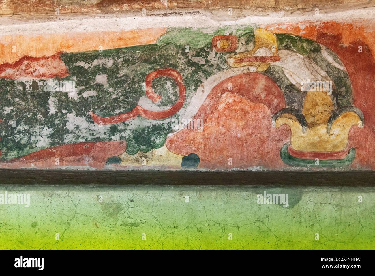 Murale di Teotihuacan; dipinto colorato di un uccello verde, probabilmente un quetzal o un'ara, Palazzo di Quetzalpapálotl; antica Teotihuacan pre-ispanica; Messico Foto Stock