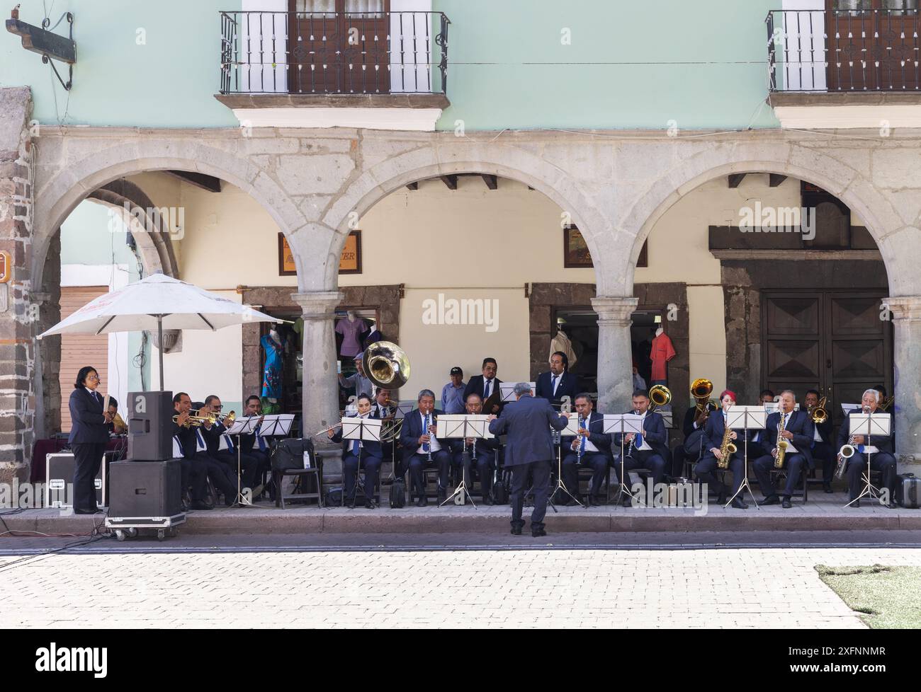 Scena di strada Tlaxcala, un'orchestra che suona musica in una strada pubblica; esempio di stile di vita messicano, Tlaxcala, Messico. Esempio di cultura messicana. Foto Stock