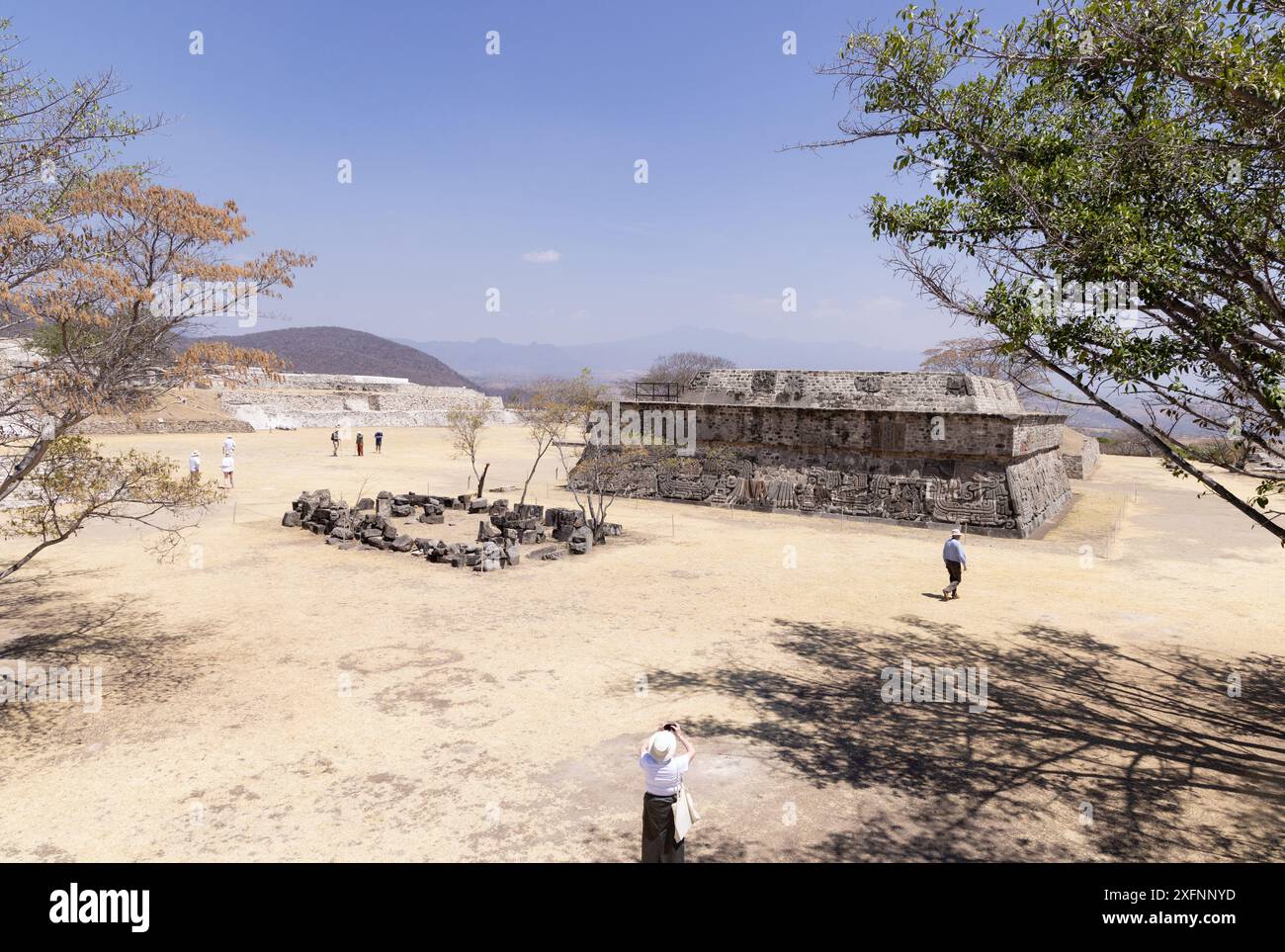 Turisti messicani alle rovine maya di Xochicalco, con il Tempio del Serpente piumato, - cultura mesoamericana preispanica, arte e architettura, Messico. Foto Stock
