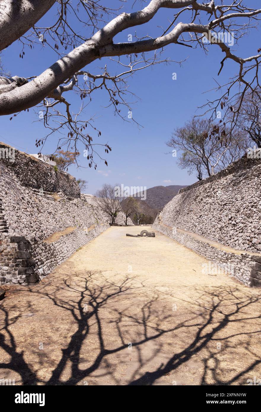 Campo da baseball Maya, sul quale è stata giocata la partita di pallone Maya; rovine maya mesoamericane, 600AD - 900AD, Xochicalco, Morelos, Messico, Foto Stock